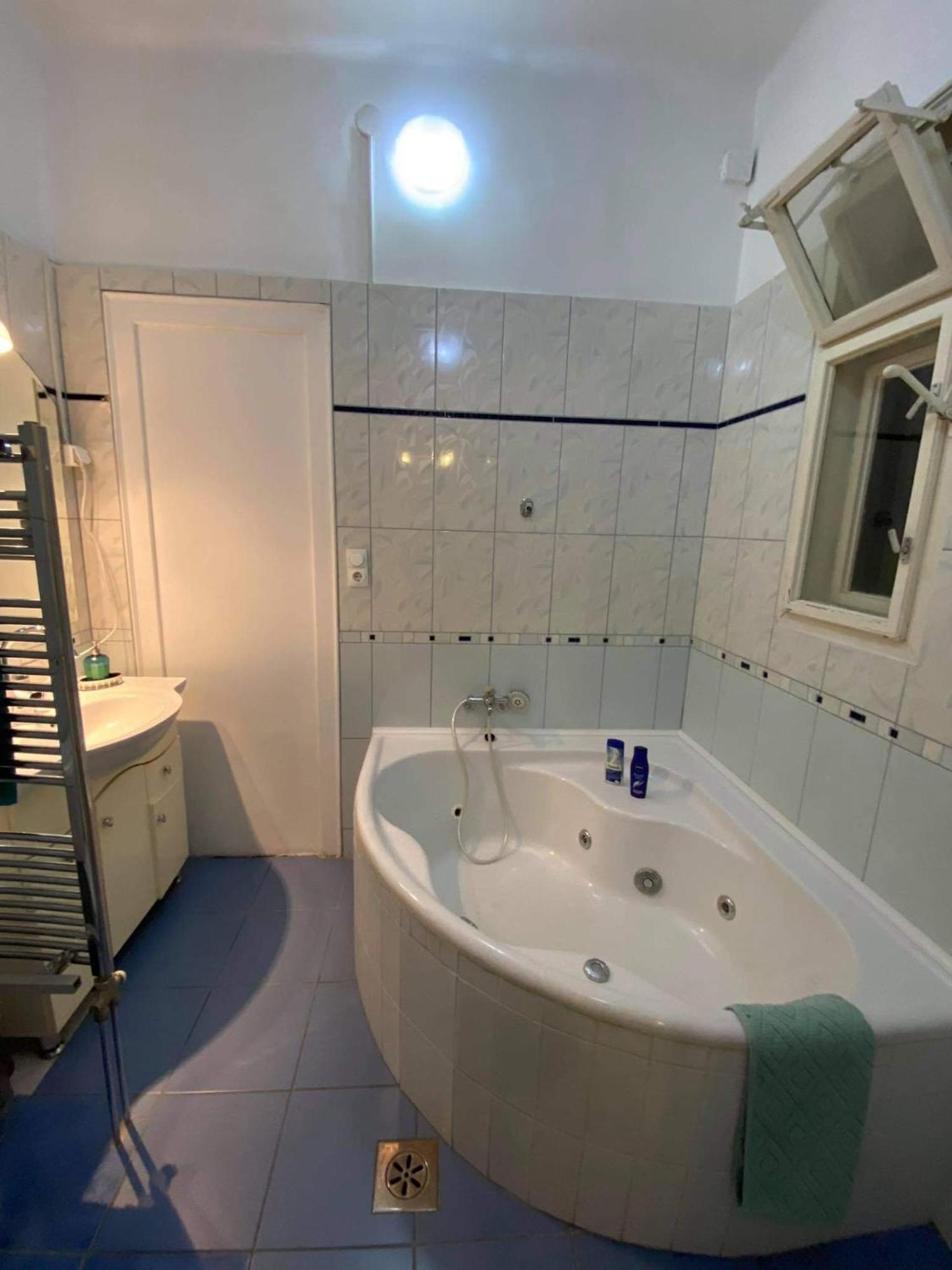 Heart Of The 2 Bedrooms, Living Rooms, Bathrooms, With Ac * Budapesta
